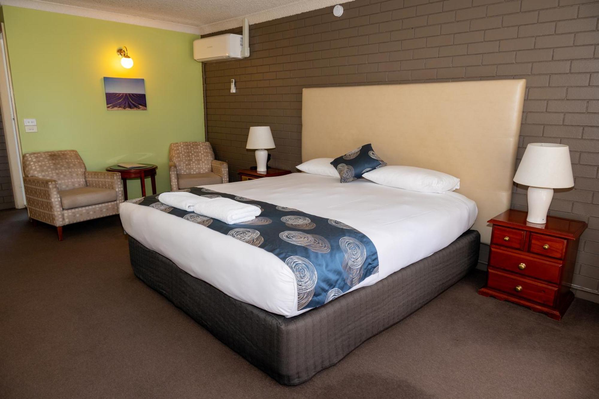 Tumut Valley Motel Pet Friendly Exterior photo