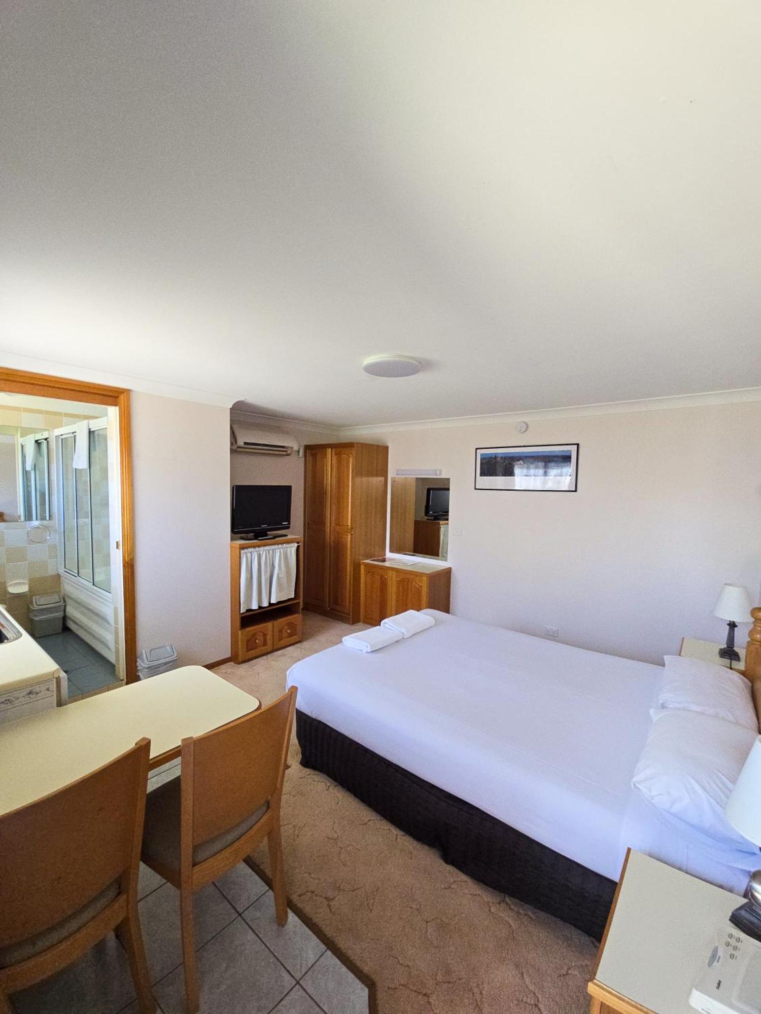 Tumut Valley Motel Pet Friendly Exterior photo